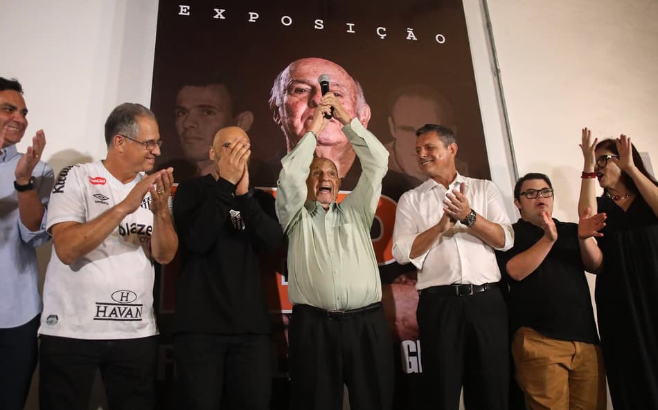 Pepe ganha exposição em Santos com recado de Gianni Infantino e presença de Edinho, filho do Rei