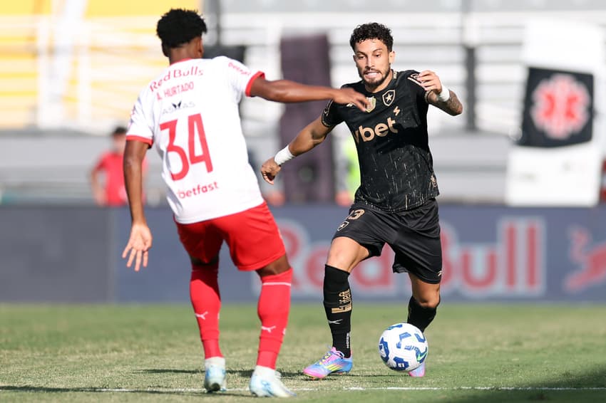 Alex Telles disputando com Hurtado em Bragantino x Botafogo (Foto: Vítor Silva/Botafogo)