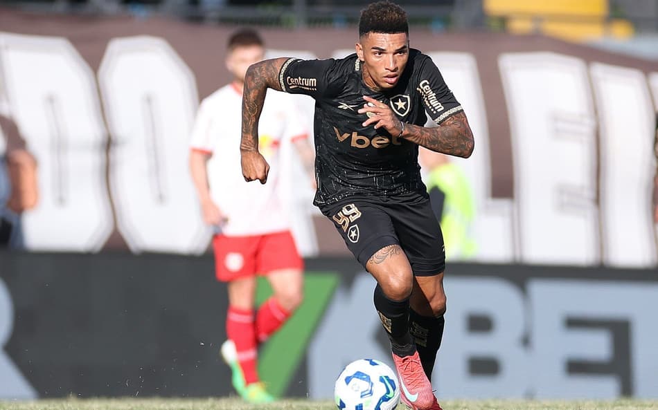 Igor Jesus critica atuação do Botafogo e defende Renato Paiva