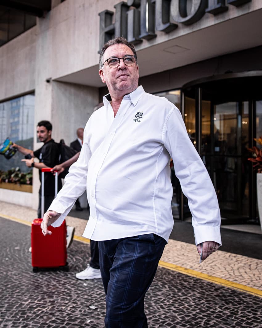 Marcelo Teixeira durante viagem para o Rio de Janeiro; Santos perdeu para o Fluminense no último domingo (13) e demitiu o técnico Pedro Caixinha. (Foto: Divulgação/ Santos)
