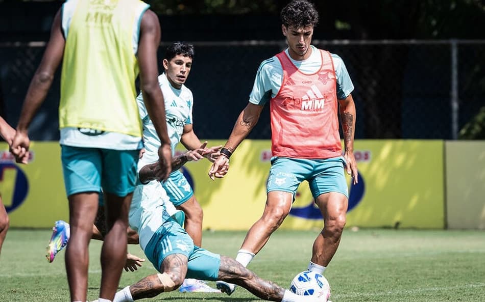 Retorno de atacante acirra disputa por vaga no time do Cruzeiro