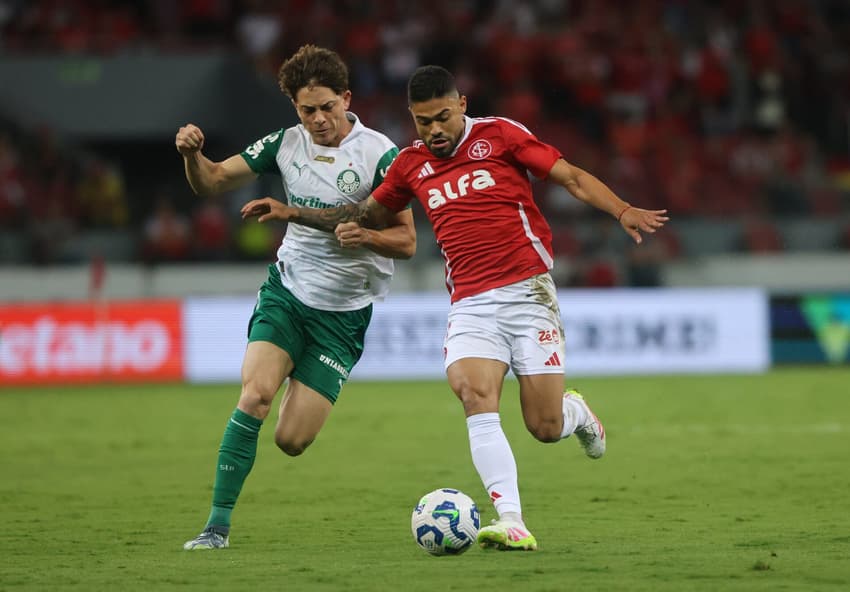 Internacional x Palmeira - Campeonato Brasileiro 2025 - Bruno Tabata (I) e Giay (P) (Foto: Ricardo Duarte/SC Internacional)