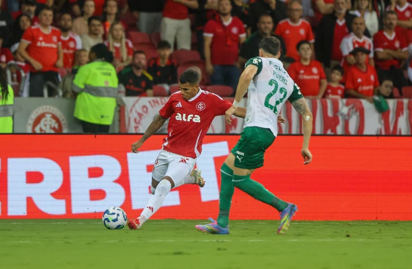Internacional x Palmeira - Campeonato Brasileiro 2025 - Braian Aguirre (I) e Piquerez (P) (Foto: Ricardo Duarte/SC Internacional)