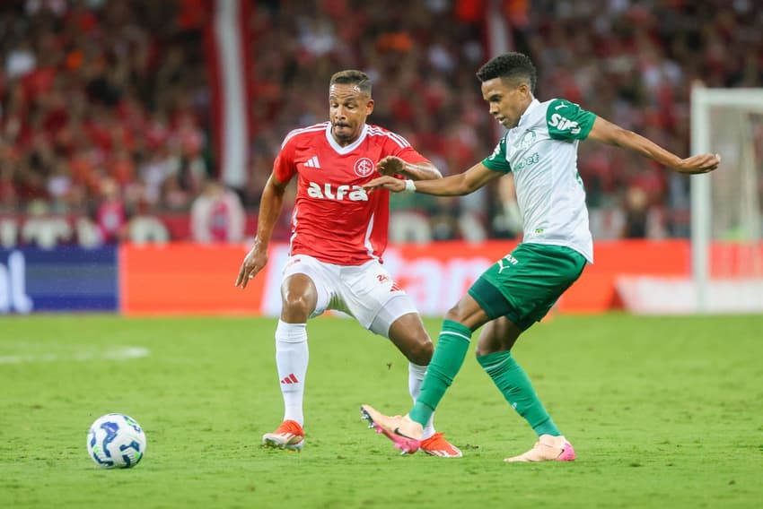 Internacional x Palmeira - Campeonato Brasileiro 2025 - Fernando (I) e Estavão (P) (Foto: Ricardo Duarte/SC Internacional)