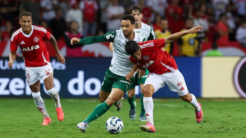 Internacional x Palmeira - Campeonato Brasileiro 2025 - Felipe Anderson (P) e Bernabei (I) (Foto: Cesar Greco/Palmeiras/by Canon)