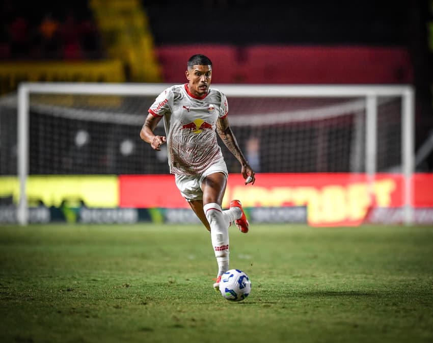 Lucas Barbosa assinou contrato com o Red Bull Bragantino até o fim de 2029. (Foto: Ari Ferreira/Red Bull Bragantino.)