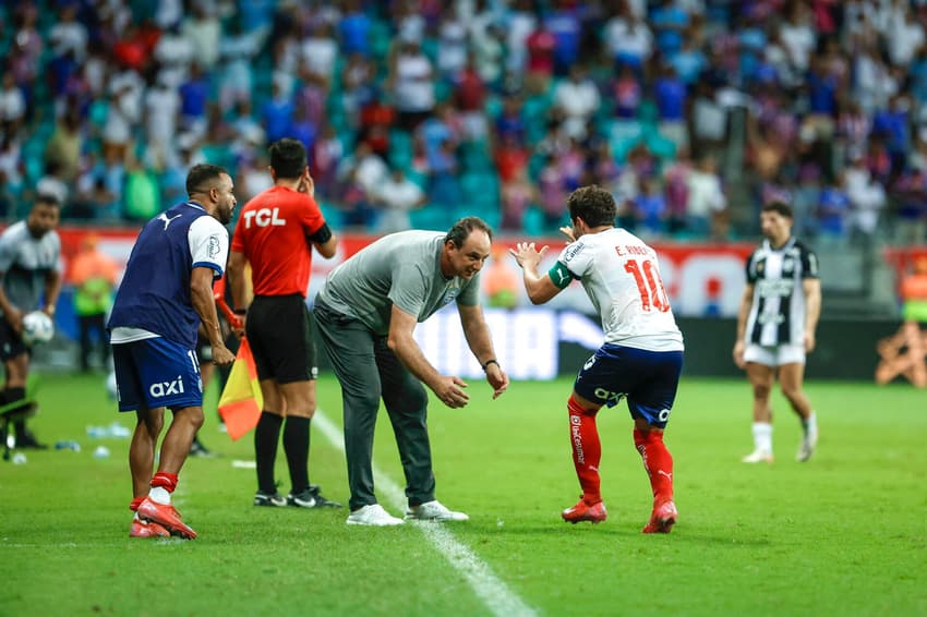 Everton Ribeiro comemora com Rogério Ceni Foto: Rafael Rodrigues / EC Bahia