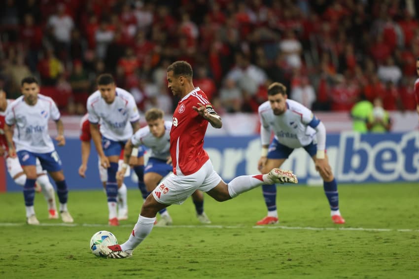 Internacional x Nacional-URU - Libertadores - Alan Patrick cobra pênalti (Foto: Ricardo Duarte/SC Internacional)