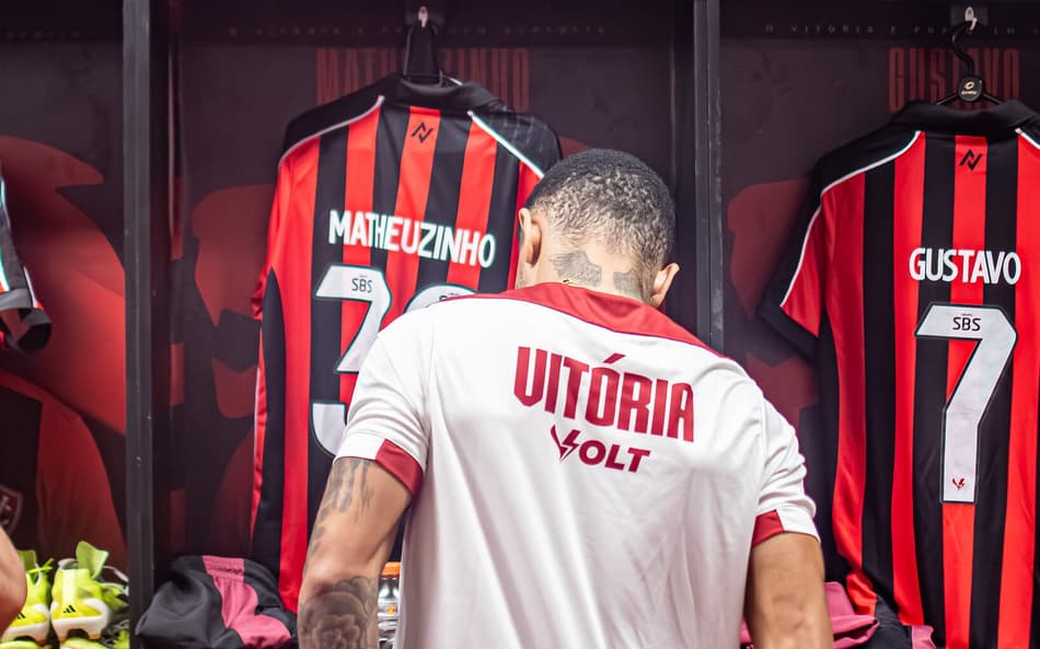 Escalação do Vitória contra o Grêmio tem Pepê como titular; confira