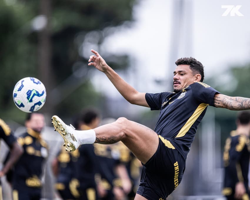 Tiquinho Soares deve figurar entre os titulares do Santos no duelo contra o Red Bull Bragantino deste domingo (27). (Foto: Raul Baretta/ Santos FC.)