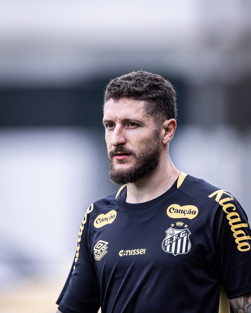 Zé Rafael segue em transição após ter se recuperado de uma cirurgia na coluna. Reforço está próximo da estreia. (Foto: Raul Baretta/ Santos FC)