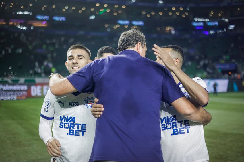 Rogério Ceni abraça elenco após vitória contra o Palmeiras Foto: Rafael Rodrigues / EC Bahia