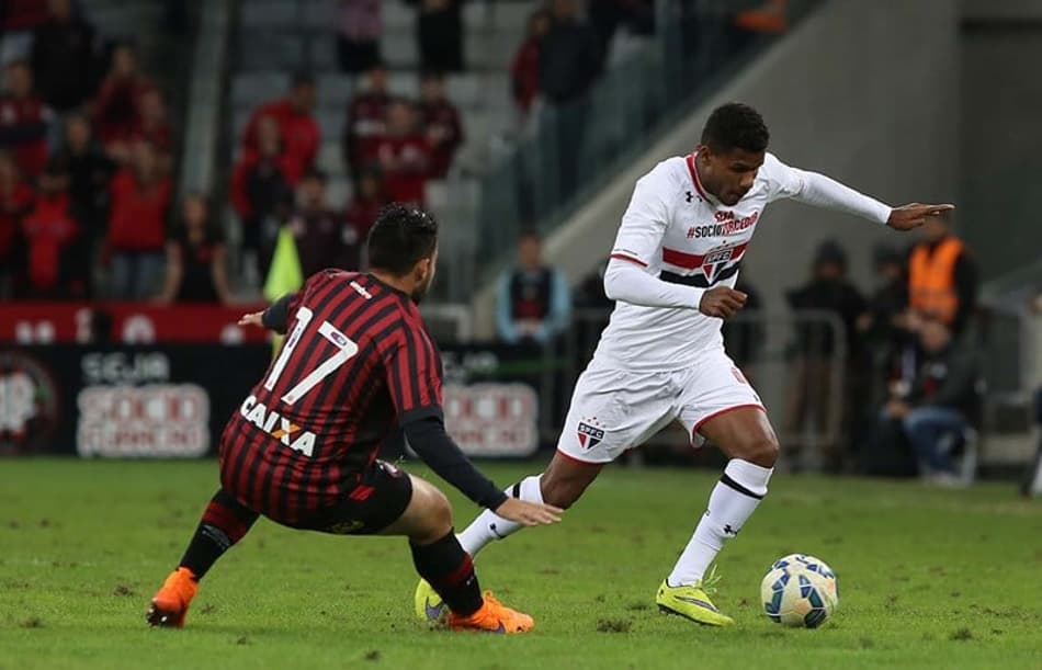 São Paulo negocia renovação de contrato com jovem lateral-esquerdo