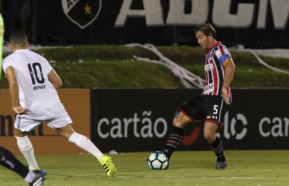 Ceni não convoca Lugano e garotos para jogo contra o Defensa y Justicia