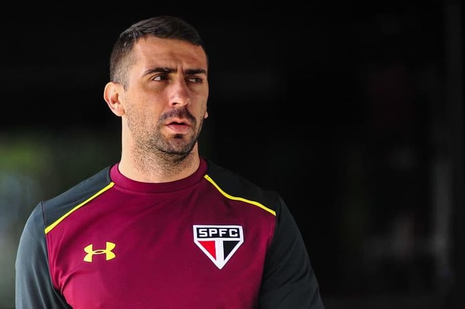 Pratto passa ‘imune’ após quedas, vira escudo e exemplo no São Paulo