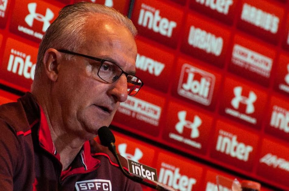 Dorival não expõe falhas de Renan e se irrita com empresário de Gilberto