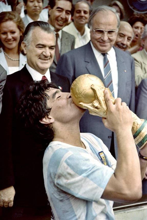 O controverso gol de Maradona ajudou a Argentina a ser campeã do mundo em 1986; relembre a "mão de Deus" (Foto: STAFF / AFP)