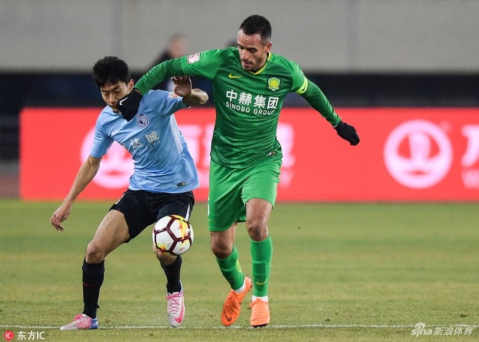Brasileiros marcam em jogo com muitos gols no futebol chinês