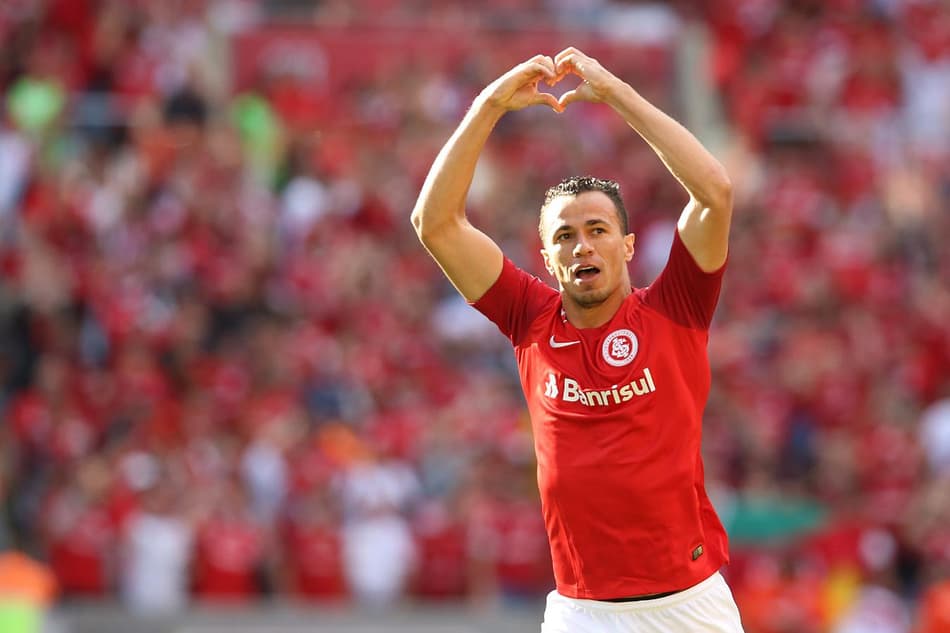 Leandro Damião entrou em campo aos 27 minutos do primeiro tempo, no lugar do lesionado William Pottker, e guiou virada do Internacional por 3 a 1 sobre o São Paulo. Com dois gols, Damião foi o grande nome do duelo. Veja notas para o Inter (Por Bárbara Mendonça - barbaramendonca@lancenet.com.br)<br>