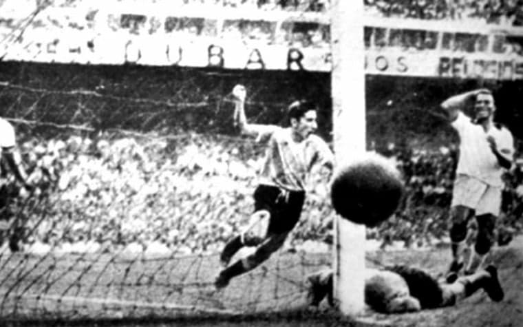 A vitória uruguaia decretou a mais dolorida do Brasil, ficando conhecida por "Maracanazo" (Foto: Arquivo Lance!)