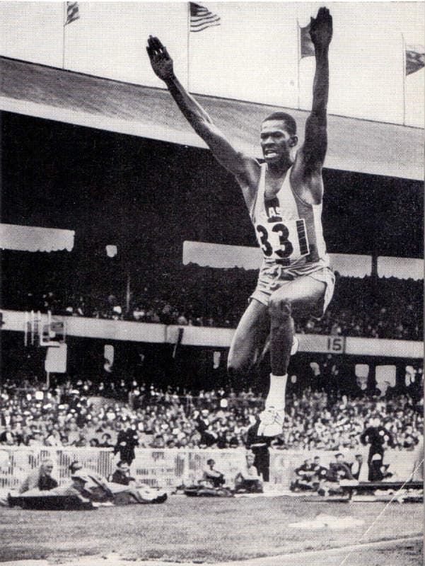 Adhemar Ferreira da Silva salta para ganhar o ouro em Melbourne-1956