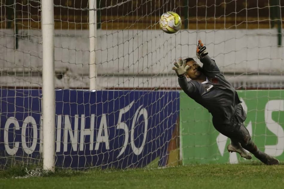 Goleiro emprestado pelo Vasco leva gol bizarro na Série C; veja vídeo