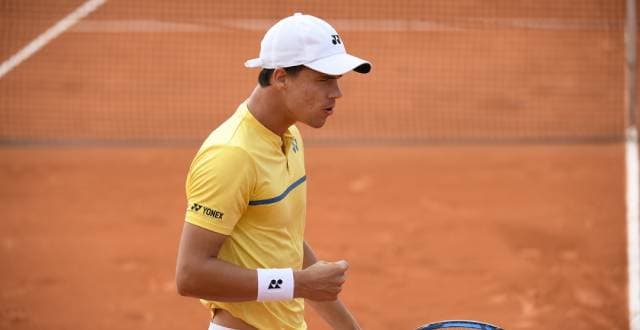 Daniel Altmaier celebra ponto em Roland Garros