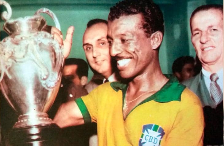 Zizinho era um dos grandes craques daquela Seleção Brasileira e que esteve presente no "Maracanazo" (Foto: Reprodução/Revista)