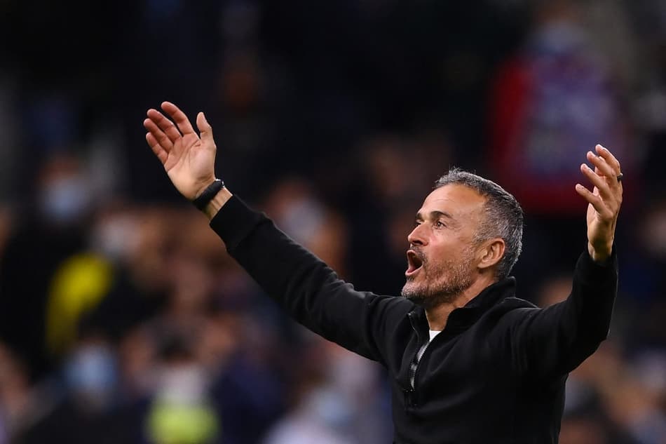 Técnico do PSG, Luís Enrique chega a 16 títulos na carreira