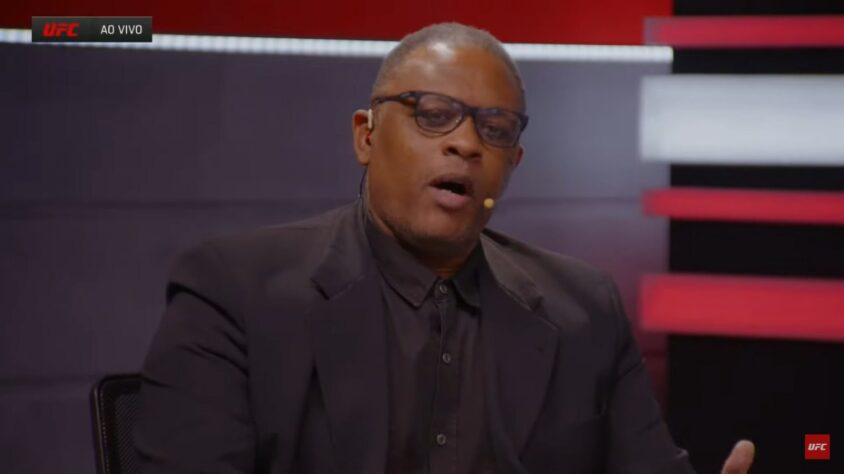 Carlão Barreto, ex-lutador que também atuava como comentarista no canal Combate, foi mais um profissional escolhido para reforçar a equipe de transmissão da plataforma digital de transmissões do UFC, além das transmissões da Band em tv aberta. Carlão Barreto, ex-lutador que também atuava como comentarista no canal Combate, foi mais um profissional escolhido para reforçar a equipe de transmissão da plataforma digital de transmissões do UFC, além das transmissões da Band em tv aberta.