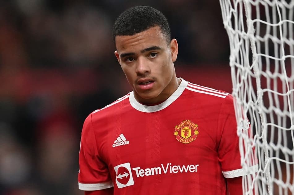 Manchester United se movimenta no mercado com saída de meia afastado e investidas em novas peças