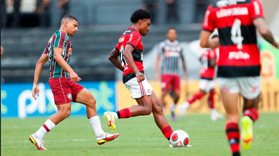 Torcedor arremessa copo contra Vitinho, do Flamengo, na saída de campo em clássico no Nilton Santos