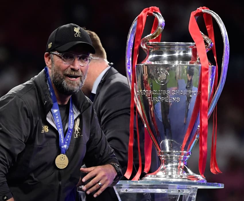 Klopp olha para o troféu da Champions