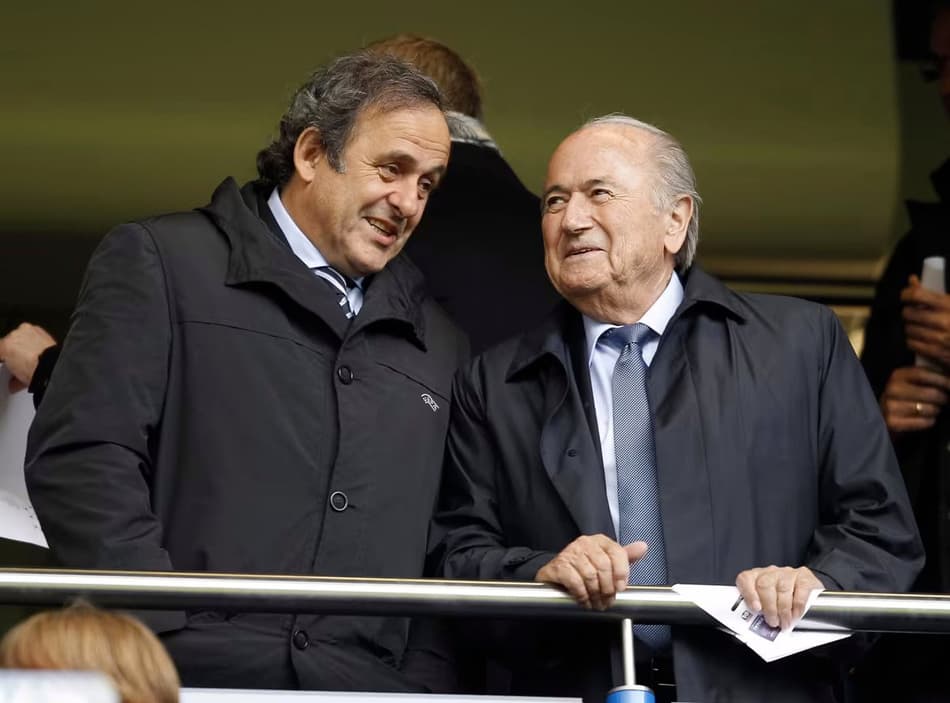 Blatter e Platini, ex-dirigentes do futebol mundial, são inocentados em caso de corrupção
