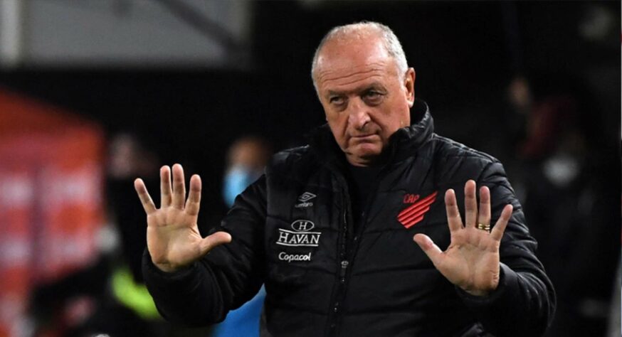 ENCAMINHADO - Após a recusa do português Bruno Lage, o Atlético-MG acertou com o técnico Luiz Felipe Scolari para a sequência da temporada. Felipão trabalhava como diretor-técnico do Athletico-PR e afirmou na última quinta-feira (16) que não gostaria de treinar um time no Brasil, mas que pensaria em retornar para o exterior. ENCAMINHADO - Após a recusa do português Bruno Lage, o Atlético-MG acertou com o técnico Luiz Felipe Scolari para a sequência da temporada. Felipão trabalhava como diretor-técnico do Athletico-PR e afirmou na última quinta-feira (16) que não gostaria de treinar um time no Brasil, mas que pensaria em retornar para o exterior.