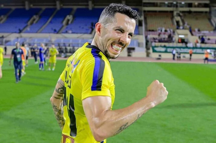 ESQUENTOU - Na busca por reforços, o Cruzeiro consultou o volante Flávio, do Trabzonspor, da Turquia. O atleta está emprestado ao Al Taawon, da Arábia Saudita, clube que tem prioridade na compra do seu passe até o final do mês. O Cruzeiro pode tentar um acordo em definitivo com o jogador para cobrir as ausências de Ramiro (lesionado) e Richard (suspenso por envolvimento na 'Máfia das Apostas'). ESQUENTOU - Na busca por reforços, o Cruzeiro consultou o volante Flávio, do Trabzonspor, da Turquia. O atleta está emprestado ao Al Taawon, da Arábia Saudita, clube que tem prioridade na compra do seu passe até o final do mês. O Cruzeiro pode tentar um acordo em definitivo com o jogador para cobrir as ausências de Ramiro (lesionado) e Richard (suspenso por envolvimento na 'Máfia das Apostas').