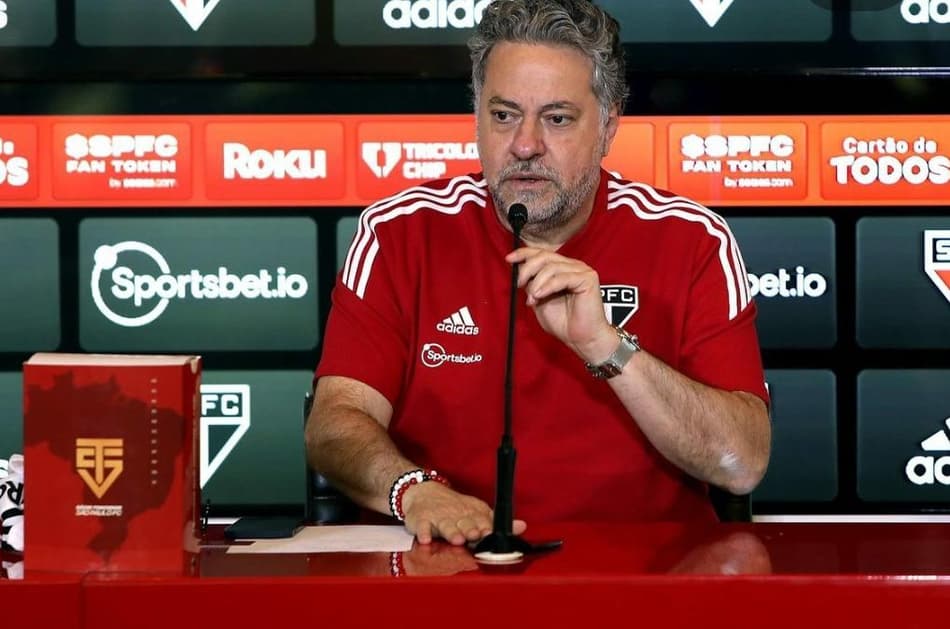 Casares não descarta negociar Nestor e fala em reforços nas laterais