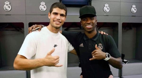 Carlos Alcaraz e Vinicius Jr. no vestiário do Real Madrid em Elche