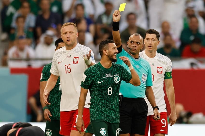 Wilton Pereira Sampaio aplica cartão amarelo em partida da Copa do Mundo da Fifa em 2022 (Foto: Khaled DESOUKI / AFP)