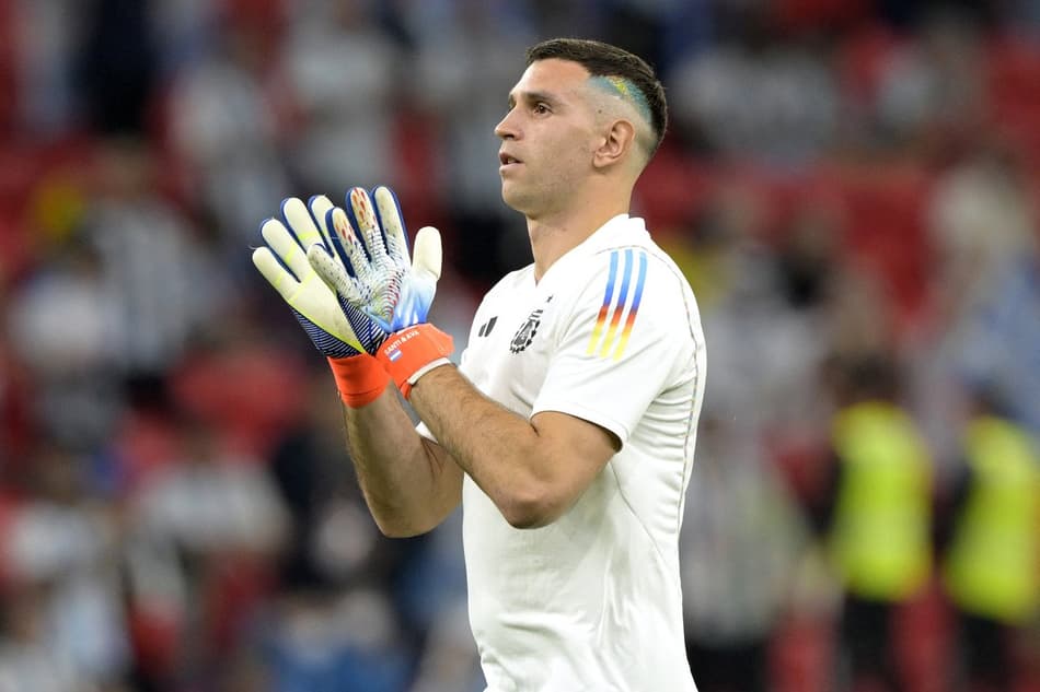 Dibu Martínez, da Argentina, é suspenso pela Fifa por agressão a cinegrafista e gesto obsceno
