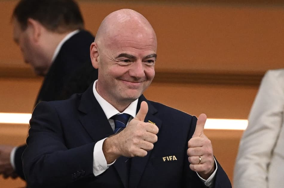 Presidente da Fifa faz promessa especial ao Papa Francisco