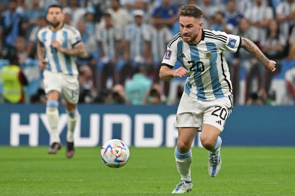 Destaque da Argentina na última Copa realiza exames e fica próximo de acerto com o Liverpool