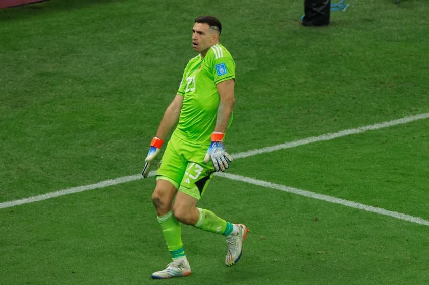 Emiliano "Dibu" Martínez se destacou na final da Copa do Mundo de 2022 ao defender dois pênaltis na disputa pelo título (Foto: Franck Fife/AFP)