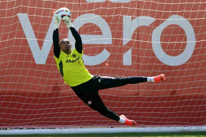 ESQUENTOU - O goleiro John, que pertence ao Santos e está emprestado ao Inter, recebeu proposta do Real Valladolid, equipe espanhola do Ronaldo Fenômeno. Os valores da transação são mantidos em segredo. O estafe do jogador, que possui vínculo com o Colorado até o final deste ano, avalia bem a proposta. Contudo, a oferta não agradou a diretoria do clube de Porto Alegre, que detém 15% dos direitos econômicos do atleta. ESQUENTOU - O goleiro John, que pertence ao Santos e está emprestado ao Inter, recebeu proposta do Real Valladolid, equipe espanhola do Ronaldo Fenômeno. Os valores da transação são mantidos em segredo. O estafe do jogador, que possui vínculo com o Colorado até o final deste ano, avalia bem a proposta. Contudo, a oferta não agradou a diretoria do clube de Porto Alegre, que detém 15% dos direitos econômicos do atleta.