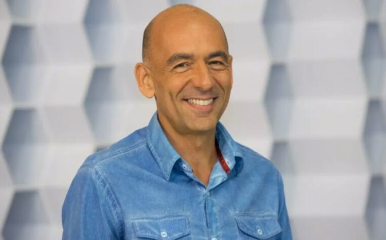 A Globo demitiu, no último dia 13, 19 profissionais ligados ao núcleo esportivo da emissora e dos canais SporTV. Entre os mais famosos estavam Hortência (rainha do basquete), Carlão (comentarista e ex-jogador de vôlei), além do repórter Régis Rosing (foto), do comentarista Maurício Noriega e do narrador Jaime Júnior. O principal motivo das demissões é o enxugamento de custos. A Globo demitiu, no último dia 13, 19 profissionais ligados ao núcleo esportivo da emissora e dos canais SporTV. Entre os mais famosos estavam Hortência (rainha do basquete), Carlão (comentarista e ex-jogador de vôlei), além do repórter Régis Rosing (foto), do comentarista Maurício Noriega e do narrador Jaime Júnior. O principal motivo das demissões é o enxugamento de custos.