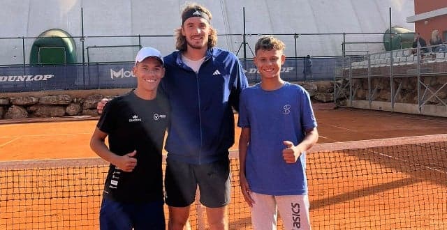 Livas Damazio à direta com Tsitsipas