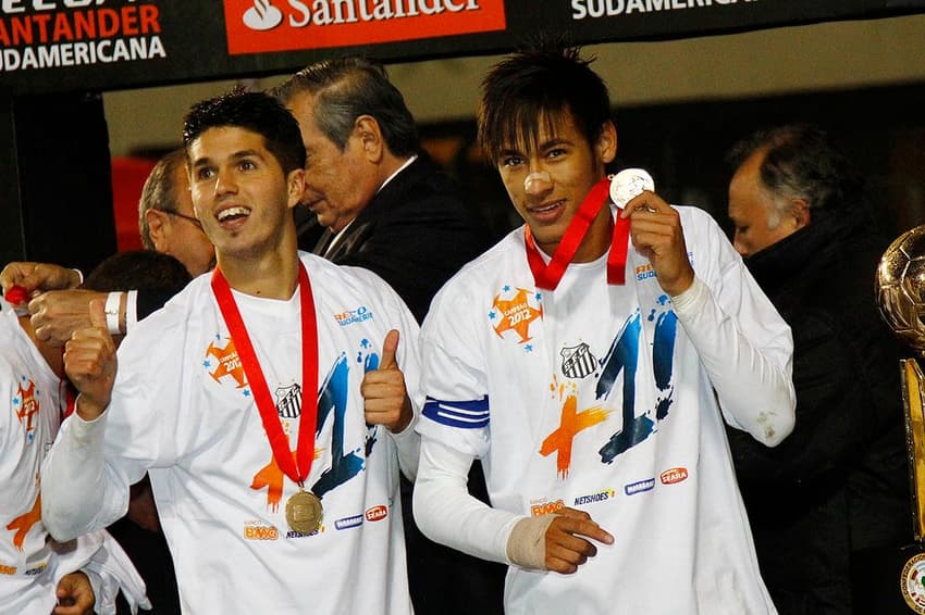 Patito e Neymar em título pelo Santos (Foto: Ricardo Saibun /Santos FC)