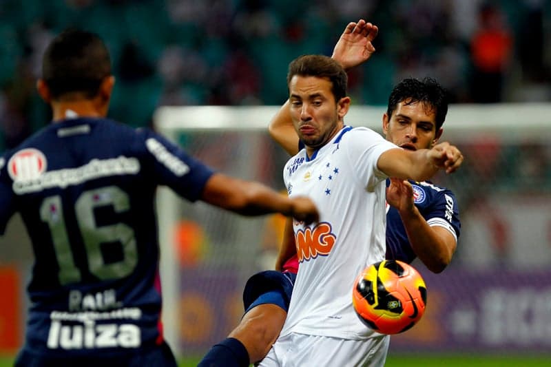 Everton Ribeiro em partida contra o Bahia, pelo Brasileirão 2013 Foto: Felipe Oliveira