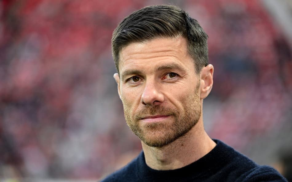 Xabi Alonso encontra Liverpool após ‘quase transferência’; relembre