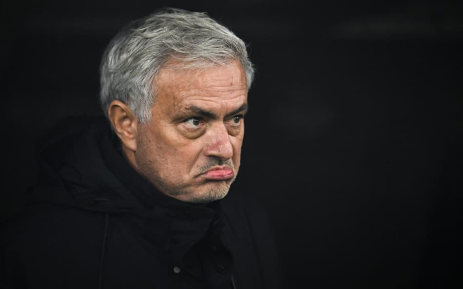 Mesmo com um a mais, time de Mourinho decepciona e é eliminado da Champions League